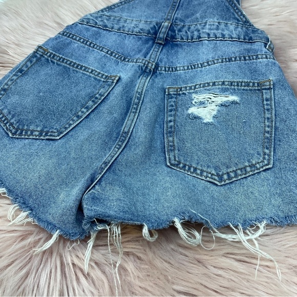 Divided size 2 jean short overalls with a distressed style - Picture 6 of 16